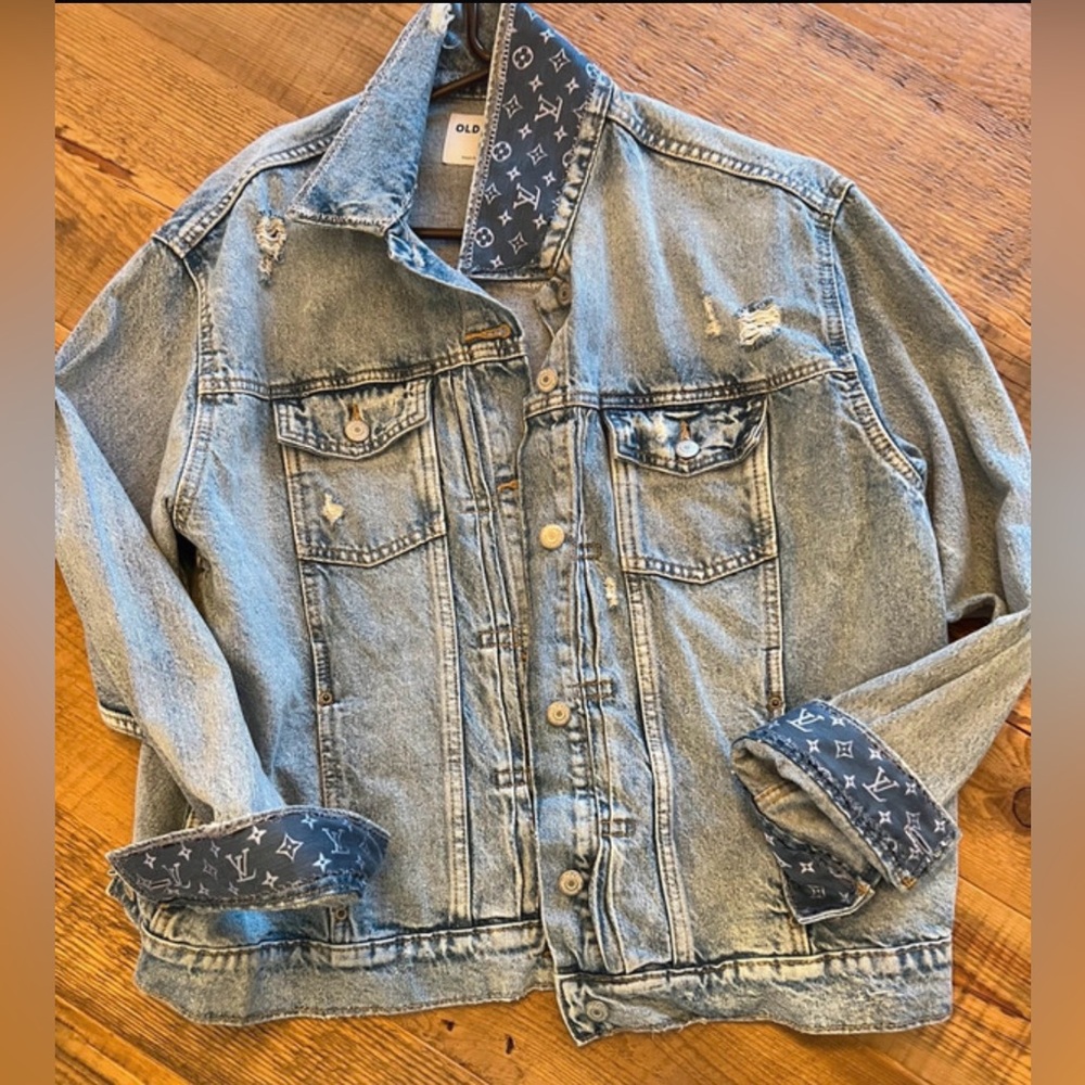 Stylish Blue Denim Jacket with Patterned Lining - image 1